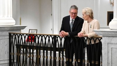 Wie bei jeder Konferenz; wichtig sind die kleinen Gespräche auf dem Gang. Am Rande der 79. Generalversammlung der Vereinten Nationen in New York spricht der britische Premierminister Keir Starmer mit Ursula von der Leyen, die Präsidentin der Europäischen Kommission.