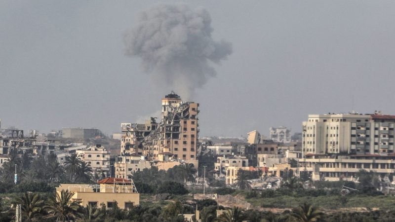 Rauch über Gebäuden von Gaza Stadt nach einem israelischen Luftangriff (Archivbild)