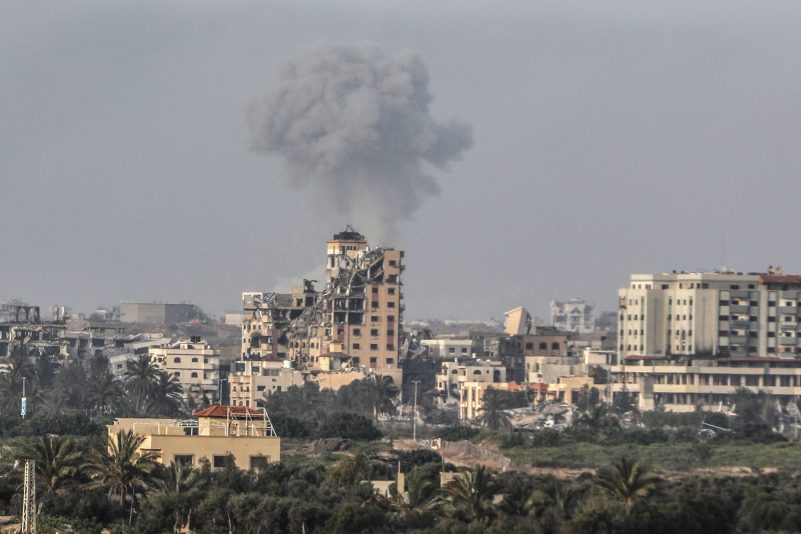Rauch über Gebäuden von Gaza Stadt nach einem israelischen Luftangriff (Archivbild)