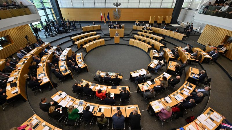 Im zweiten Anlauf hat der Thüringer Landtag am Samstag seine konstituierende Sitzung absolviert.