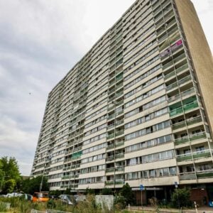 Problemhochhaus in Duisburg: Großrazzia gegen Kindergeldbetrüger