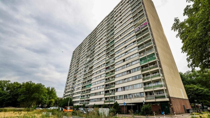 Duisburg. An diesem Hochhaus hat der Dienstleister DHL monatelang keine Pakete zugestellt. (Archivbild)