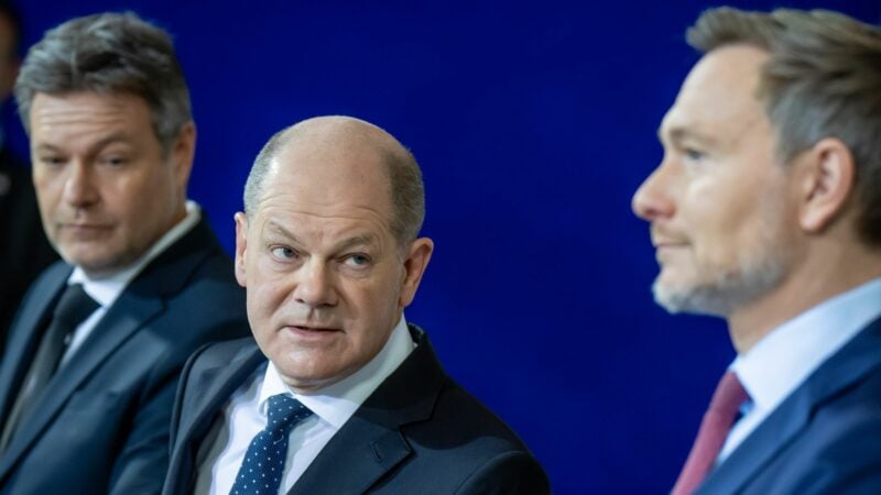 Mut zur Lücke: Bundeskanzler Olaf Scholz (SPD), Vizekanzler Robert Habeck (Grüne) und Finanzminister Christian Lindner (FDP) legen einen unfertigen Haushaltsplan vor. (Archivbild)