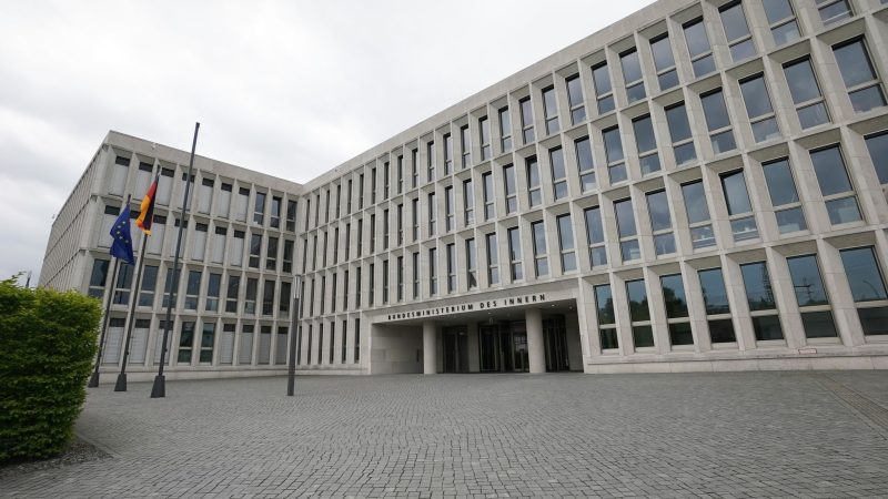 Im Bundesinnenministerium trifft man sich hinter verschlossenen Türen. (Archivbild)