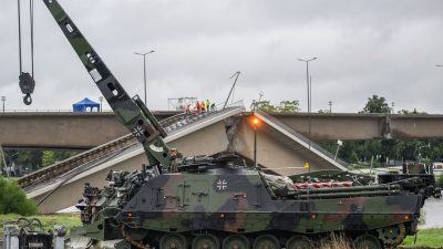 Ein Bergepanzer der Bundeswehr steht vor der eingestürzten Carolabrücke.