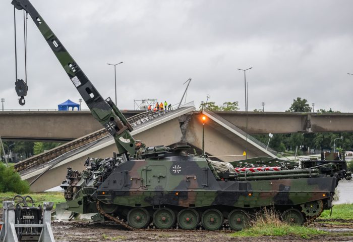 Ein Bergepanzer der Bundeswehr steht vor der eingestürzten Carolabrücke.