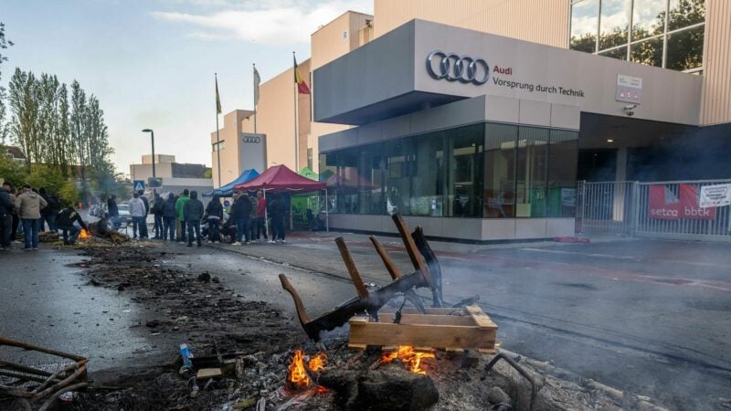 Arbeiter protestieren vor dem Audi-Werk in Brüssel bei einem Streik. Die Arbeiter fordern die sofortige Auszahlung ihrer Löhne.