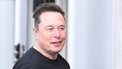 Elon Musk will sich des hohen Krankenstands im Tesla-Werk in Grünheide annehmen.