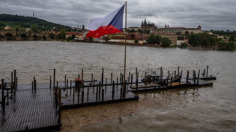 Eine tschechische Flagge steht in der Moldau in Prag.