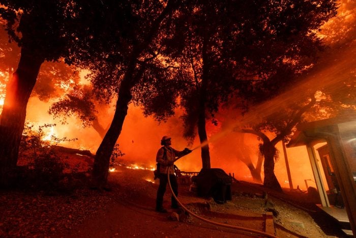 Im Süden Kaliforniens kämpfen die Einsatzkräfte gegen Feuer.