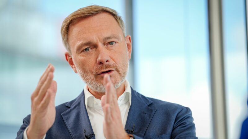 Seit sie sich telefonisch krankschreiben lassen können, fehlten mehr Menschen im Job, meint Lindner. (Archivbild)