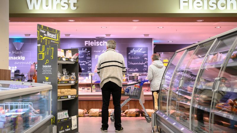 Die Supermarktketten suchen Tausende Beschäftigte für ihre Bedientheken mit Fleisch, Wurst und Käse.