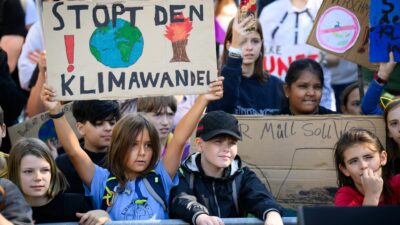 Kinder protestieren für eine lebenswerte Zukunft.