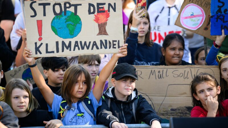 Kinder protestieren für eine lebenswerte Zukunft.