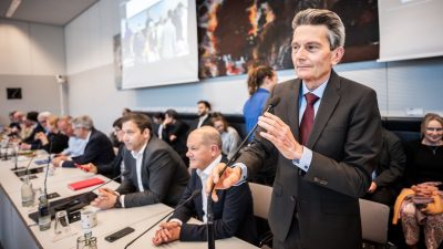 Will mehr Sicherheit: SPD-Fraktion mit ihrem Chef Rolf Mützenich (r), daneben Kanzler Olaf Scholz. (Archivbild)