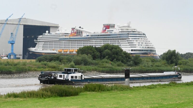 Verlässt ein Kreuzfahrtschiff wie hier die «Disney Treasure» das Dock der Meyer Werft, zieht das viele Touristen ins Emsland. (Archivbild)