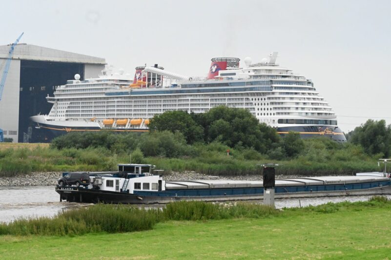 Verlässt ein Kreuzfahrtschiff wie hier die «Disney Treasure» das Dock der Meyer Werft, zieht das viele Touristen ins Emsland. (Archivbild)