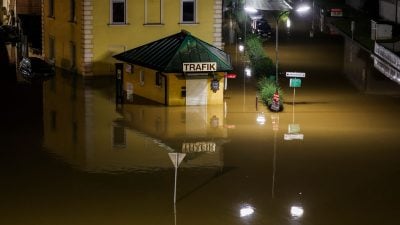 Am Bahnhof St. Pölten Alpenbahnhof steht ein Kiosk im Hochwasser.