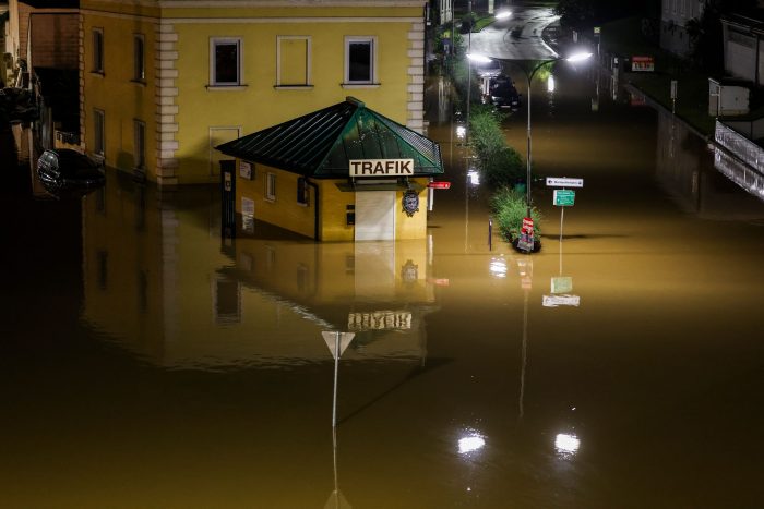 Am Bahnhof St. Pölten Alpenbahnhof steht ein Kiosk im Hochwasser.