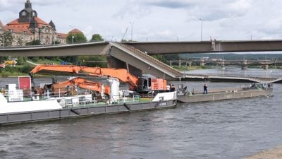 Der Oberbürgermeister berief auch angesichts des am Wochenende drohenden Elbe-Hochwassers den Stab für außergewöhnliche Ereignisse ein.