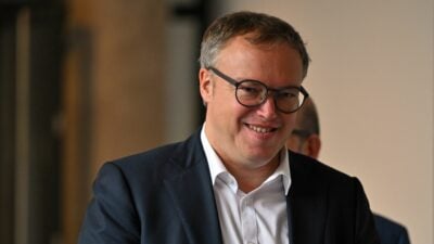 Der Thüringer CDU-Chef Mario Voigt will Ministerpräsident werden. Nun hat der CDU-Landesvorstand den Weg für Sondierungsgespräche freigemacht.