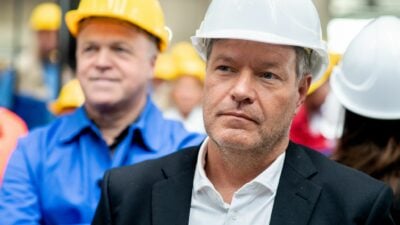 Am Vortag noch bei der kriselnden Meyer Werft, nun besucht Wirtschaftsminister Habeck das VW-Werk in Emden.