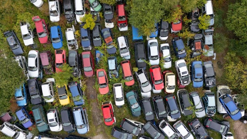 Diskussion um Abwrackprämie für Autos: ausgediente Verbrennerautos stehen auf einem Schrottplatz.