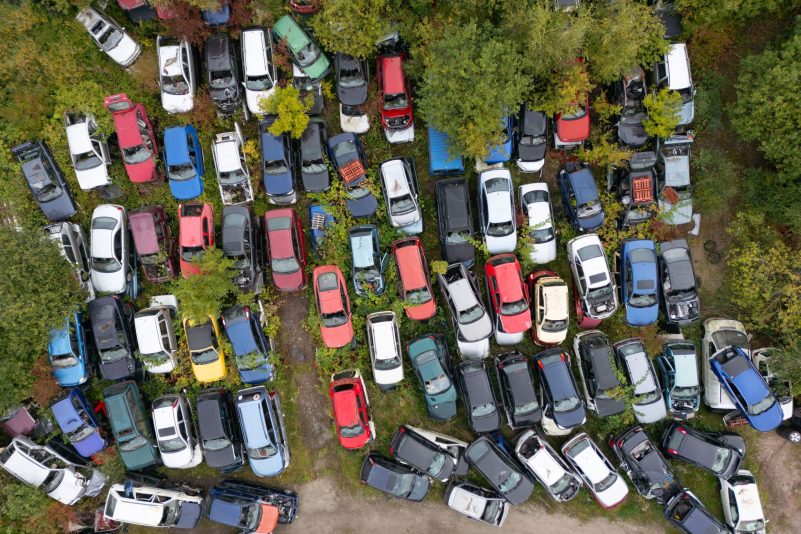 Diskussion um Abwrackprämie für Autos: ausgediente Verbrennerautos stehen auf einem Schrottplatz.