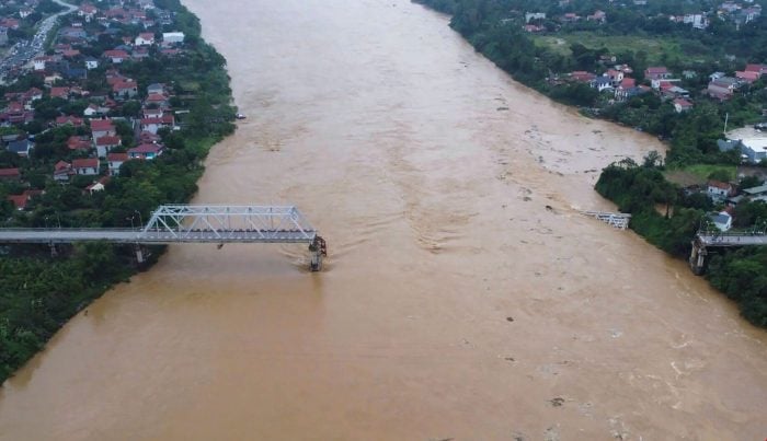 Mehrere Fahrzeuge sollen in den Roten Fluss gestürzt sein.