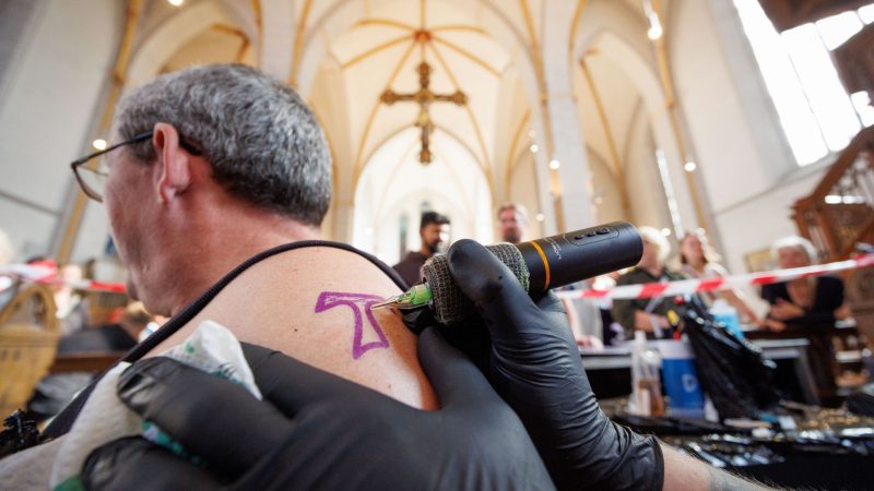 In der Johanniskirche in Osnabrück werden kostenlose Tattoos angeboten.