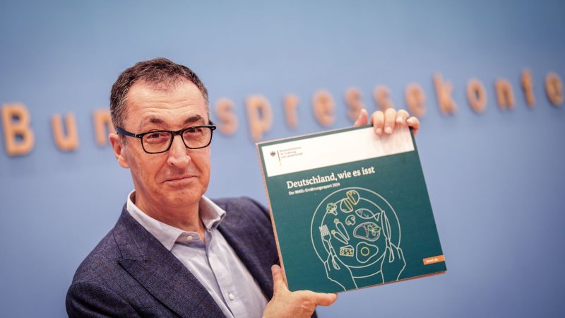 Der Wunsch nach mehr Transparenz müsse beachtet werden, sagt Landwirtschaftsminister Cem Özdemir (Grüne) bei der Vorstellung des Ernährungsreports 2024 in Berlin.