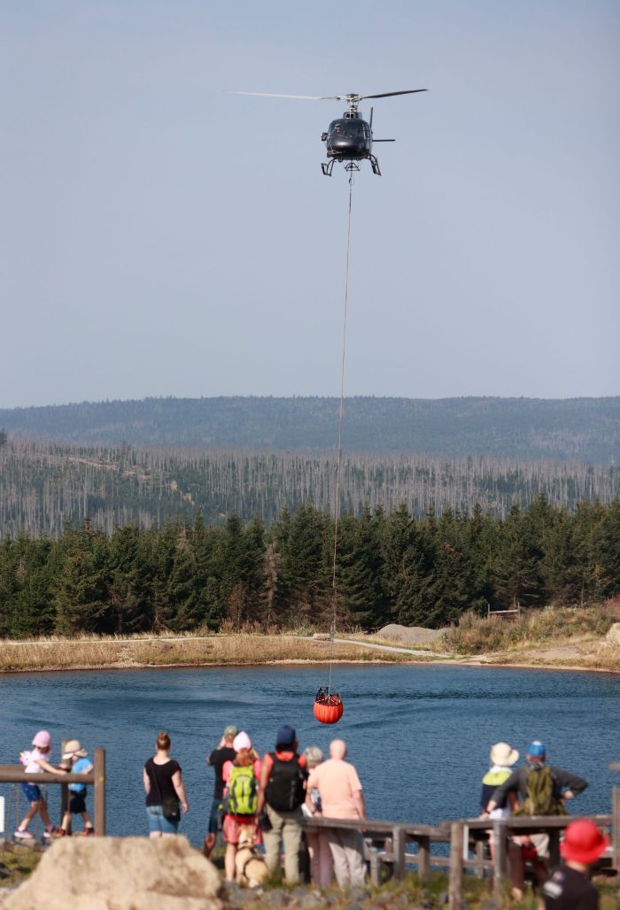 Die Feuerwehr stellt sich auf einen tagelangen Einsatz ein.