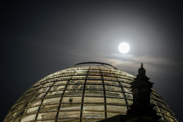 Der Vollmond leuchtete hell über der Kuppel des Reichstagsgebäudes.