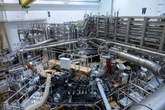 Monatelang wurde das Kernfusionsexperiment «Wendelstein 7-X» gewartet und wieder hochgefahren bevor in Kürze eine neue Experimentierphase startet.