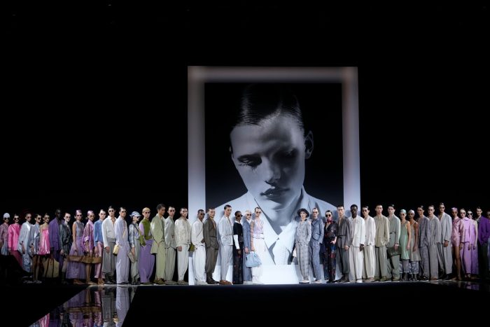 Models tragen Kreationen der Emporio Armani-Kollektion bei der Fashion Week in Mailand.