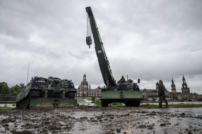 Bergepanzer der Bundeswehr unterstützen beim Abriss weiterer Brückenteile.