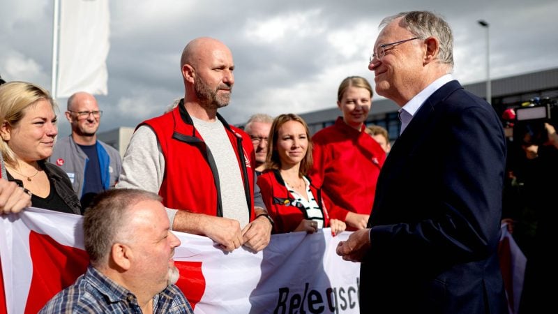 Niedersachsens Ministerpräsident Stephan Weil sprach mit Vertretern des Betriebsrats im Emder VW-Werk.