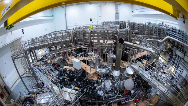 Das Kernfusionsexperiment «Wendelstein 7-X» startet in eine neue heiße Phase und soll mit Hunderten Experimenten Grundlagen für mögliche Kernfusionskraftwerke schaffen.