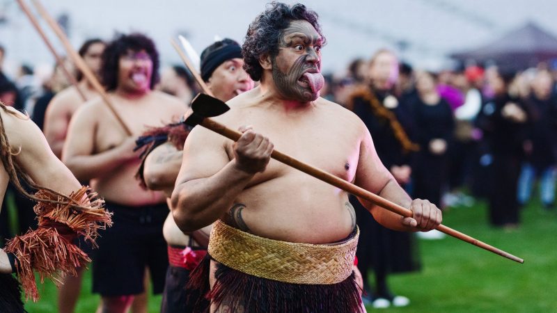 Bei dem Maori-Ritual spielen Mimik, Gestik und die Zunge eine große Rolle.