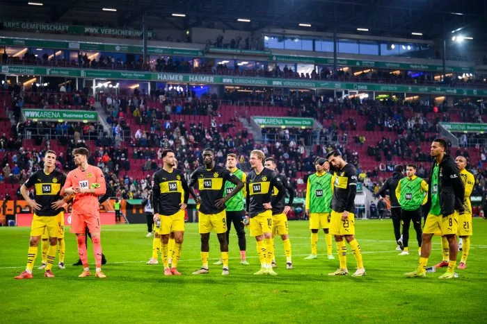 Pfiffe nach der Niederlage: Die BVB-Profis vor ihren mitgereisten Fans.