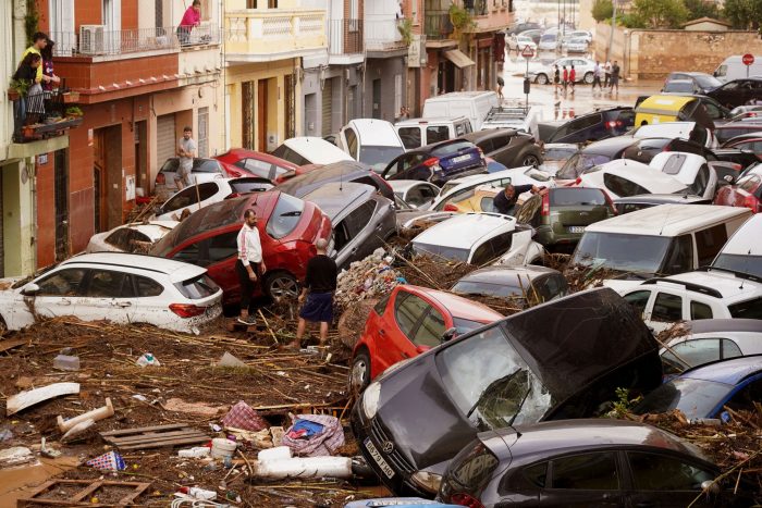 Autos stapeln sich nach heftigen Überschwemmungen in Valencia.