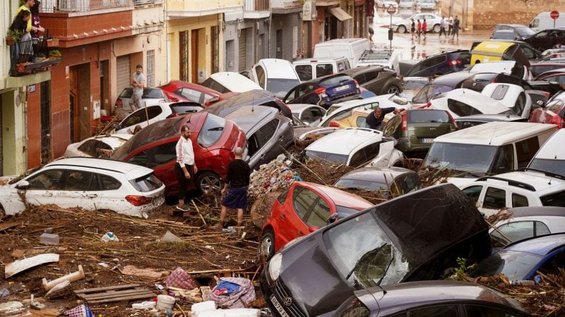 Autos stapeln sich nach heftigen Überschwemmungen in Valencia.