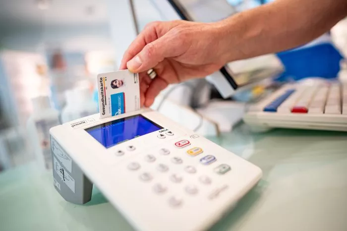 Die Gesundheitskarte ist der Türöffner zur elektronischen Patientenakte. Wird sie ins Lesegerät gesteckt, bekommt die Praxis Einblick in Befunde, Arztbriefe und andere Gesundheitsdokumente des Patienten. (Archivbild)