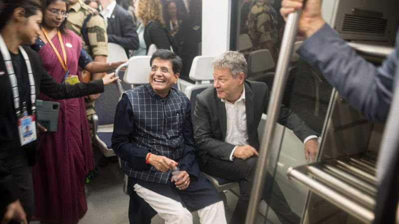 Piyush Goyal, Indiens Minister für Handel und Industrie und Wirtschaftsminister Robert Habeck nehmen die U-Bahn.