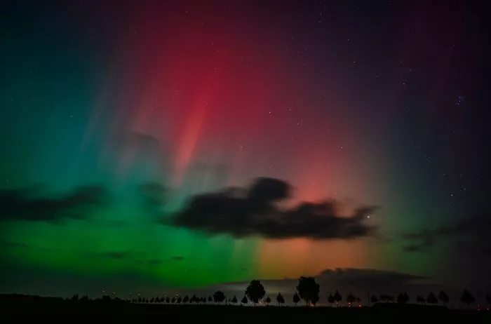 Polarlichter leuchten in verschiedenen Farben, weil verschiedene Teilchen der Lufthülle in verschiedenen Höhen angeregt werden. (Archivbild)
