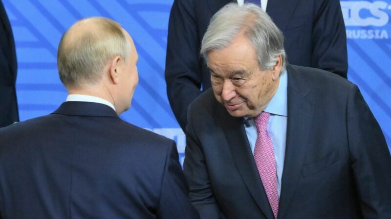 Wegen eines Händedrucks mit Kremlchef Wladimir Putin zieht UN-Generalsekretär Antonio Guterres Kritik auf sich.