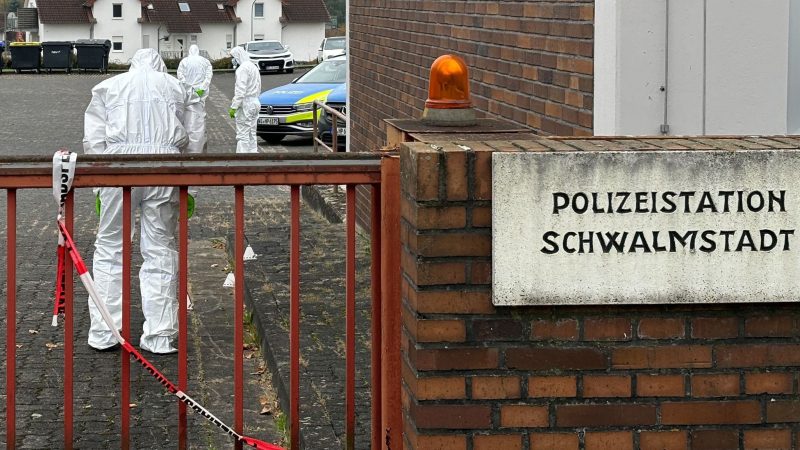 Eine Frau richtet eine Waffe auf Beamte vor der Polizeiwache in Schwalmstadt und wird erschossen. Laut den Ermittlungen handelte es sich nicht um eine scharfe Waffe.