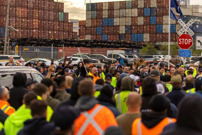 Hafenarbeiter beim Streik in Newark im Bundesstaat New Jersey.