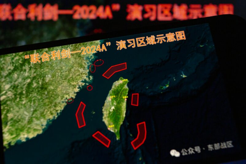 Auf einem Smartphone wird im Mai eine Karte mit Standorten der Militärübungen rund um Taiwan angezeigt. Wie damals finden auch jetzt wieder Übungen rund um die Inselrepublik statt.