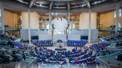 Der Bundestag stimmt namentlich über das «Sicherheitspaket« ab. (Archivbild)